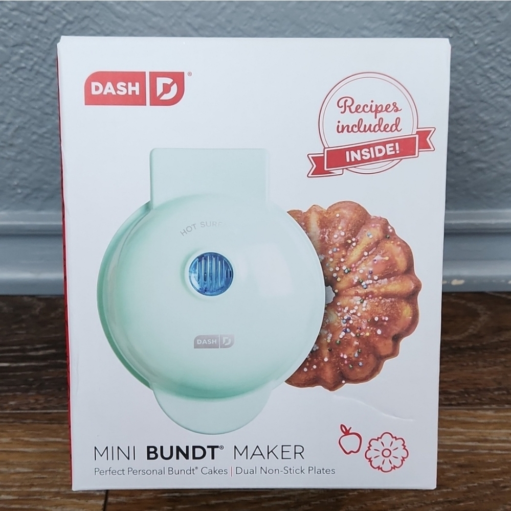 NWT Dash Mini Bundt Cake Maker Aqua Blue Green with recipe booklet